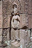 Ta Som temple - bas reliefs of devatas